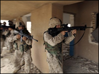 Soldados americanos em escola abandonada em Falluja