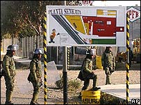 Soldados bolivianos em campo de extração de gás