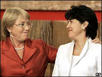 Bachelet (à esquerda) e Provoste após a deposição