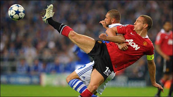 Schalke's Brazilian striker Edu and Manchester United defender Nemanja Vidic