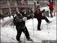 Nova-iorquinos com esquis de neve em Times Square