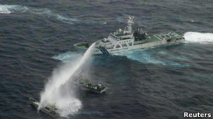 日本公务船向台湾渔船射水炮