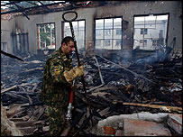 Pe măsură ce scena asediului e cercetată, apar mai multe cadavre