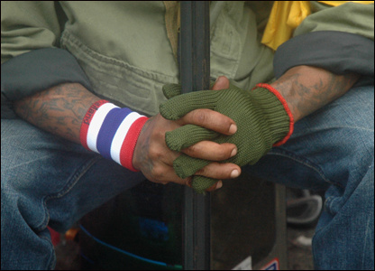 Một người biểu tình cầm gậy