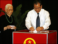 TBT Nông Đức Mạnh tại phòng phiếu