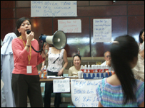 Công việc giúp người Việt chạy từ vùng bị bão Katrina tàn phá đang tạm trú ở trung tâm Hong Kong Houston, Texas