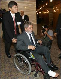 Presidente Lula, acompanhado do seu médico pessoal, Cleber Ferreira, na chegada para encontros bilaterais na Nigéria 