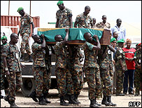 Quân Liên đoàn châu Phi chở xác lính bị bắn chết