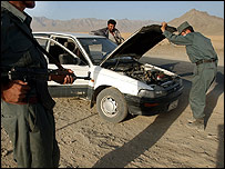 پليس افغانستان در يک ايستگاه بازرسی