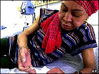 Mulher toma remédios anti-Aids em São Paulo