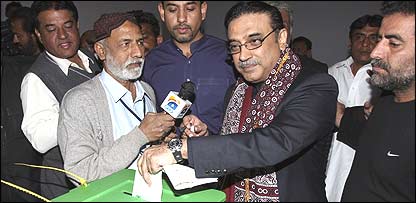 آصف علی زرداری نواب شاہ میں اپنا ووٹ ڈال رہے ہیں