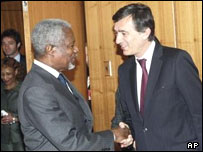 دوست بلازی وزير خارجه فرانسه (راست) و کوفی عنان دبيرکل سازمان ملل