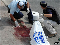Paramédicos recolhem restos mortais de vítima de ataque (27/05/2007)