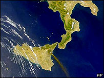 Sicília, fumaça sai do vulcão Etna