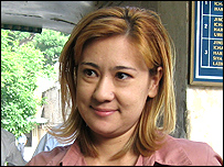 Умида Ниёзова Тошкент шаҳар маҳкамаси биноси ёнида