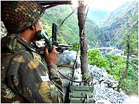 Indický voják hlídkující v Kašmíru