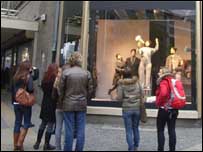 Peças são encenadas com manequins em loja de Berlim