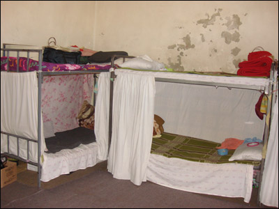 اتاقی زندان زنانه با چپرکت های دو طبقه يی