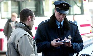 Policie ve snaze zabránit útokům během summitu NATO zostřila kontroly na ulicích 