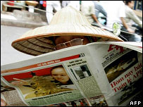 Một người dân đọc báo