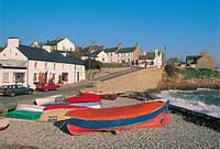 Cychod lliwgar ym Moelfre (© Bwrdd Croeso Cymru)