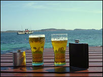 两杯啤酒两小瓶威士忌