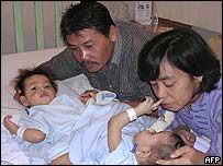 Anggi e Anjeli Harmaini com seus pais