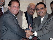 Ông Nawaz Sharif (trái) và Asif Ali Zardari 