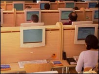 正在操作电脑的教职员工