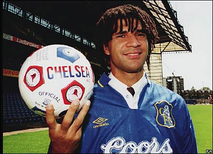 Gullit signs for Chelsea