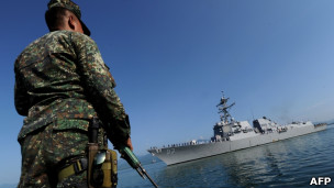 美国钟云号导弹驱逐舰不久前曾参与美国与菲律宾的联合军演（28/06/2011）