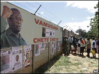 Người dân xếp hàng chờ vào nghe một buổi vận động cho Mugabe ở Gweru