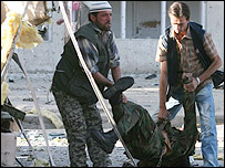 انتقال جسد یک قربانی حمله انتحاری در کابل