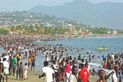Lumley beach in Freetown on easter Monday (©/courtesy of Katrina Manson)