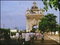 Cảnh đường phố Viên Chăn trước cổng Patuxai