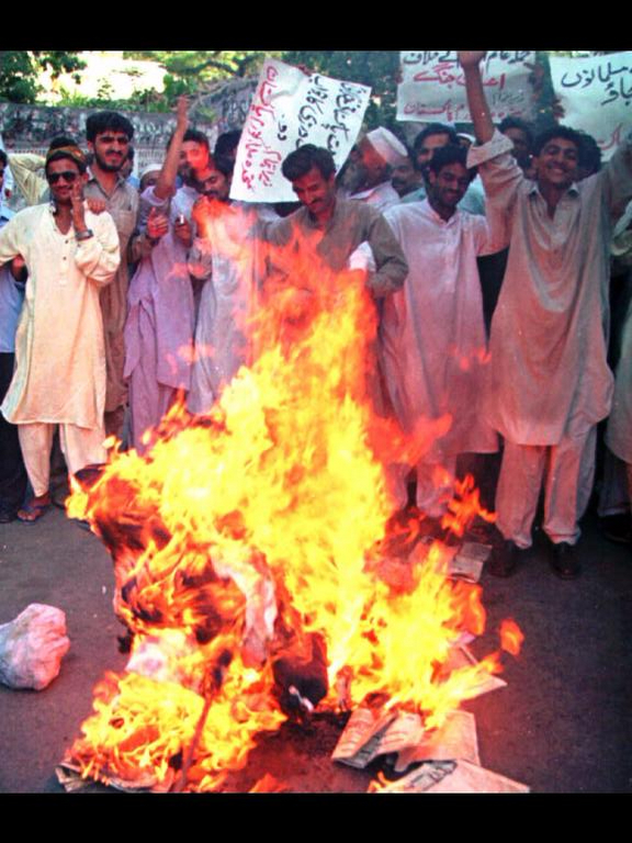 Антиамериканський протест у Пакистані. 23/08/1998 Associated Press
