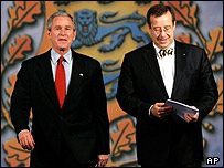 جورج بوش و توماس هندريک ايلوس، روسای جمهور آمريکا و استونی