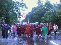 Gösteri yapan rahipler