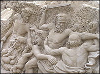 A areia foi misturada com Coca-Cola para preservar esculturas