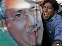 Biển cổ động cho ông Musharraf