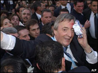 O presidente argentino, Kirchner, que se feriu no meio da multidão