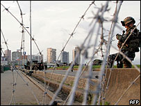 Člen francouzských pořádkových jednotek hlídkuje v Abidžanu po nočních nepokojích