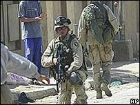 Tropas americanas patrulham as ruas de Falluja