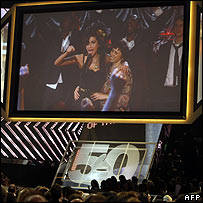 Amy Winehouse em discurso via satélite