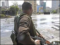 Militante xiita em Beirute (09/05)