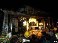 نيروهای امداد در محل حادثه آتش سوزی اتوبوس