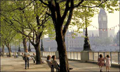 Crianças e adultos passeiam pela margem do rio Tâmisa e desfrutam da vista do Palácio de Westminster, do outro lado do rio. Cortesia www.britainonview.com 