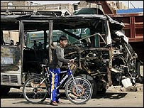 Sadr semtinde saldırıya uğrayan bir otobüsün enkazı