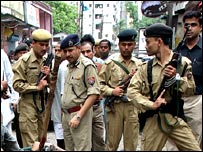 जांच-पड़ताल करते पुलिस अधिकारी (फ़ाइल फ़ोटो)