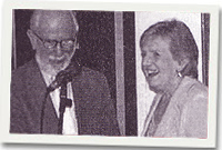 Heulwen Bott yn cyflwyno'r gadair i'r Arweinydd